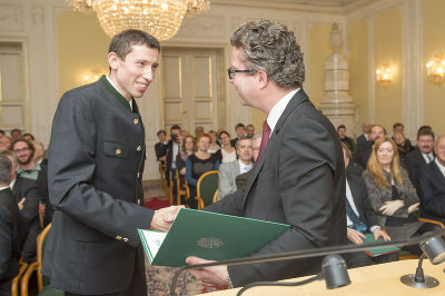 Verleihung des Förderungspreises 2014 (von li nach re: Preisträger Stefan Freunberger, Landesrat Christopher Drexler) © Foto Fischer Verleihung des Förderungspreises 2014 (von li nach re: Preisträger Stefan Freunberger, Landesrat Christopher Drexler) © Foto Fischer