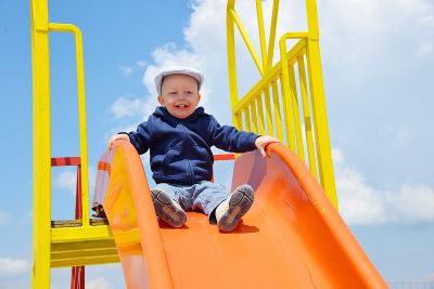 Bub auf Rutsche am Spielplatz © Pixabay - zur verfügung gestellt vom Forschungszentrum für Kinderunfälle Bub auf Rutsche am Spielplatz © Pixabay - zur verfügung gestellt vom Forschungszentrum für Kinderunfälle