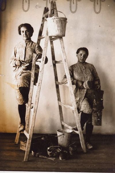Josefa und Hedwig Trukenthaner, Malerinnen und Anstreicherinnen in Deutschlandsberg, 1916 © Fotograf/in unbekannt, Sammlung Dr. Fischer Josefa und Hedwig Trukenthaner, Malerinnen und Anstreicherinnen in Deutschlandsberg, 1916 © Fotograf/in unbekannt, Sammlung Dr. Fischer