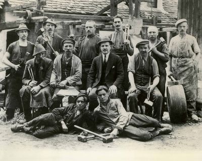 Arbeiter der Mosdorfer-Schmiede in Weiz, 1930er Jahre © Fotograf/in unbekannt, Archiv Knill Grupppe Arbeiter der Mosdorfer-Schmiede in Weiz, 1930er Jahre © Fotograf/in unbekannt, Archiv Knill Grupppe