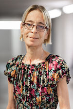 Abgebildet wird Frau Mag. Anita Rupprecht; sie trägt ein Kleid mit floralem Muster und blickt freundlich in die Kamera