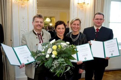Verleihung des Forschungspreis des Landes Steiermark 2010. Von links nach rechts: Sepp Dieter Kohlwein, Ute Lohner-Urban, Kristina Edlinger-Ploder, Franz Pernkopf
