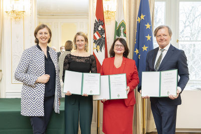 Von links nach rechts: Barbara Eibinger-Miedl, Julia Danzer, Gabriele Berg, Michael Steiner. Nicht am Foto: Norbert Paulo. © Foto Fischer Von links nach rechts: Barbara Eibinger-Miedl, Julia Danzer, Gabriele Berg, Michael Steiner. Nicht am Foto: Norbert Paulo.