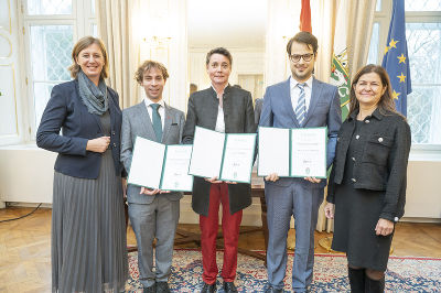 Preisverleihung am 18. Nov. 2022. Von links nach rechts: Landesrätin Barbara Eibinger-Miedl, Daniel Gruß, Astrid Veronig, Markus Roschitz, Landesrätin Doris Campus